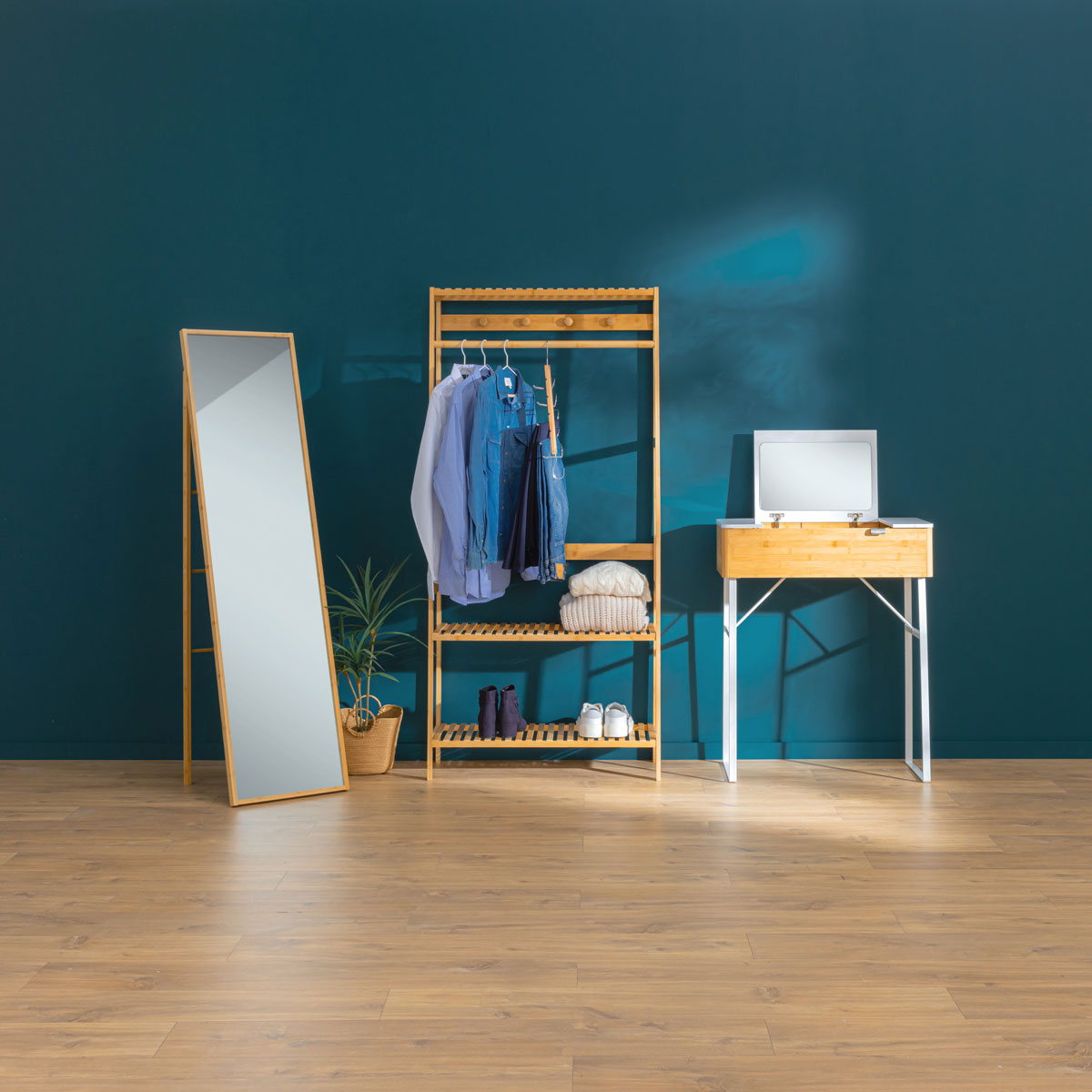 Espelho alto com p&eacute; bambu