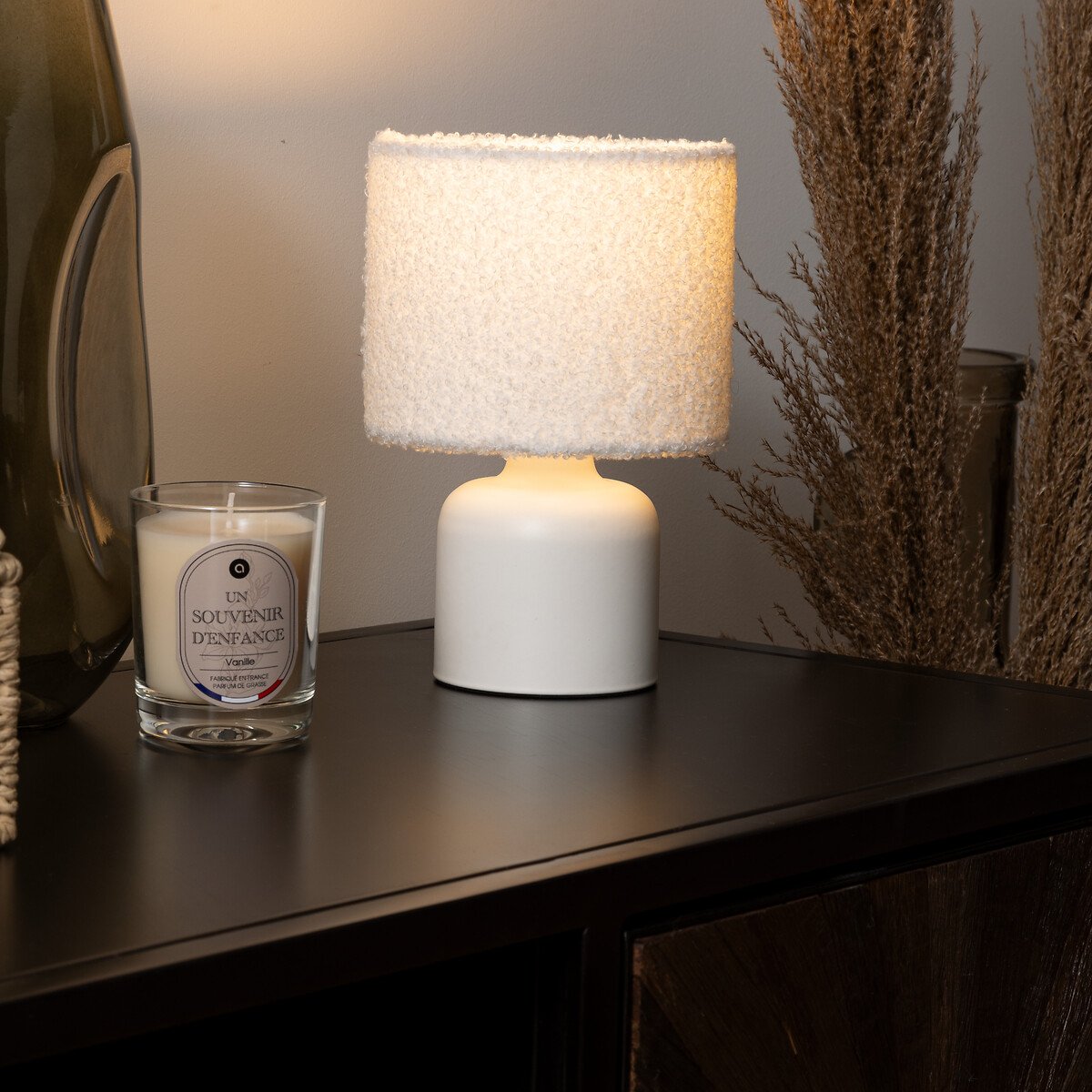 Candeeiro de mesa BONA branco com abajour em pelo boucl&eacute;