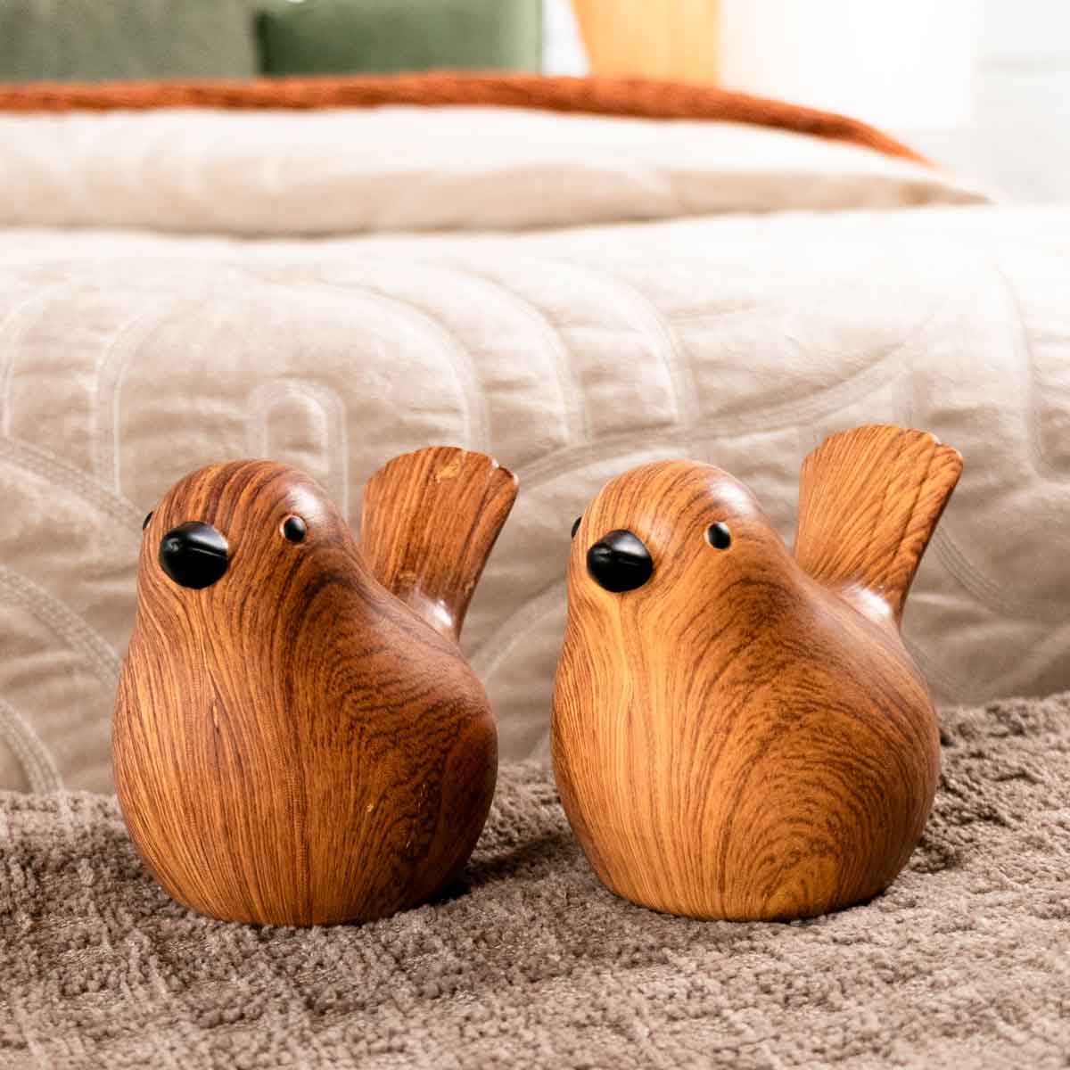 Estátua de pássaro castanho em cerâmica