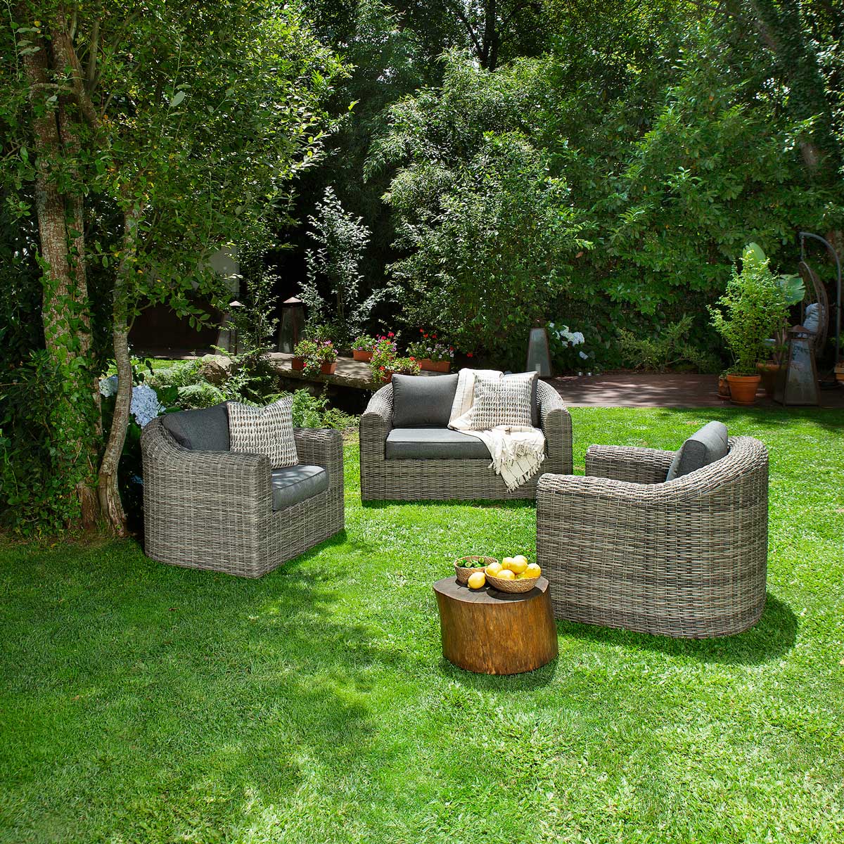 Conjunto de 1 sof&aacute; e 2 cadeir&otilde;es MOOR&Eacute;A cinza