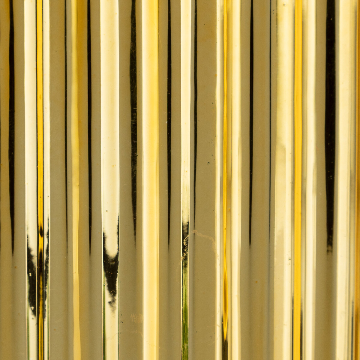 Planta suspensa com vaso dourado em cer&acirc;mica