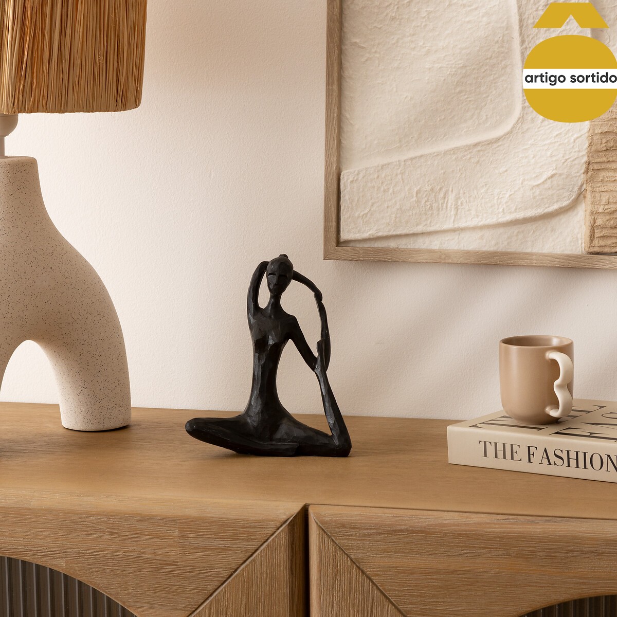 Est&aacute;tua LINA preta figura mulher