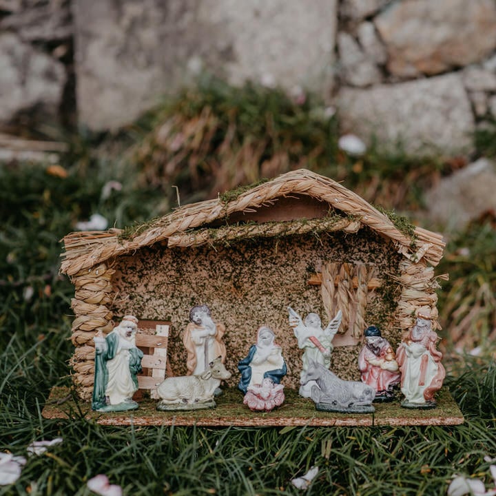 Pres&eacute;pio cabana com 9 figuras em porcelana