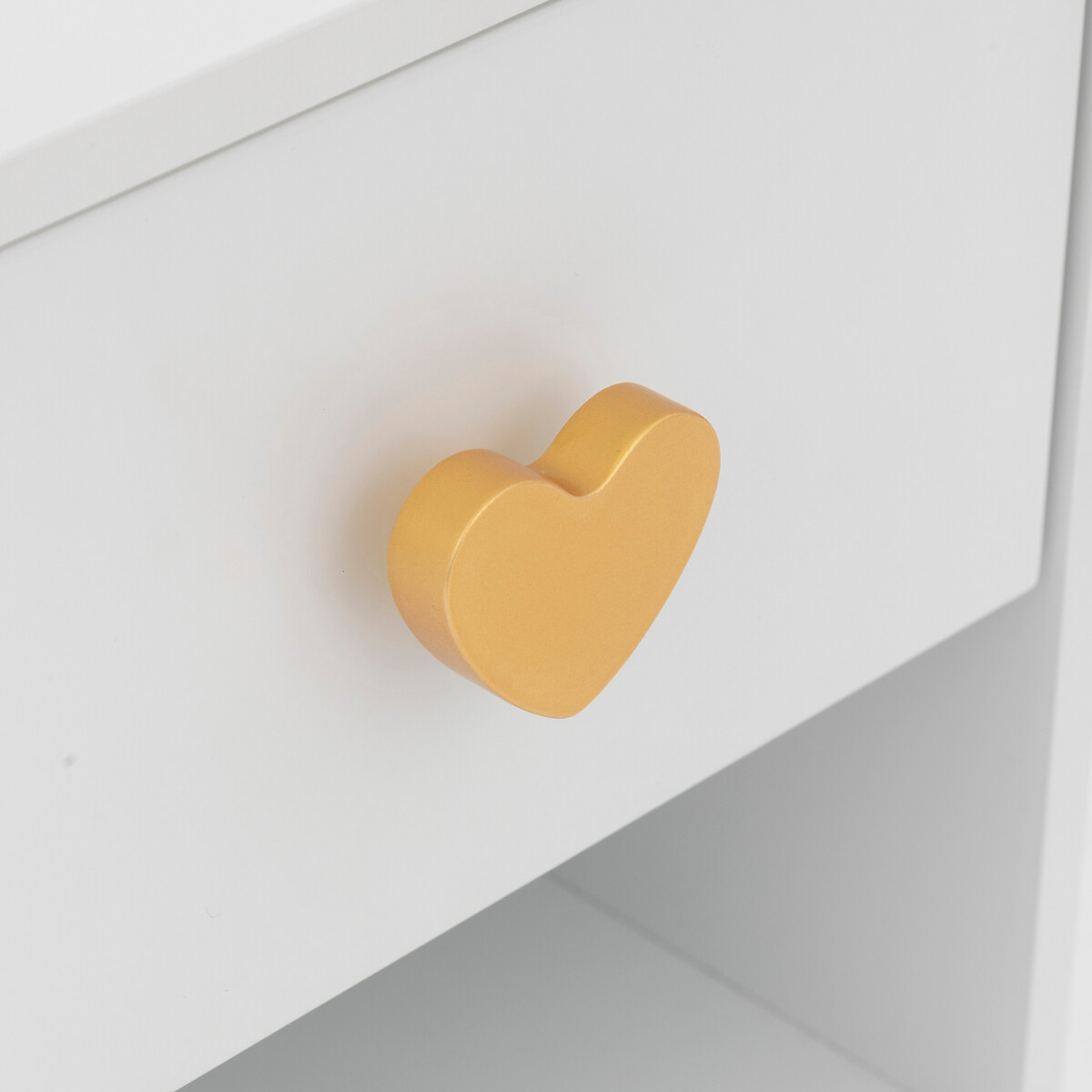 Mesa de apoio branca com corações