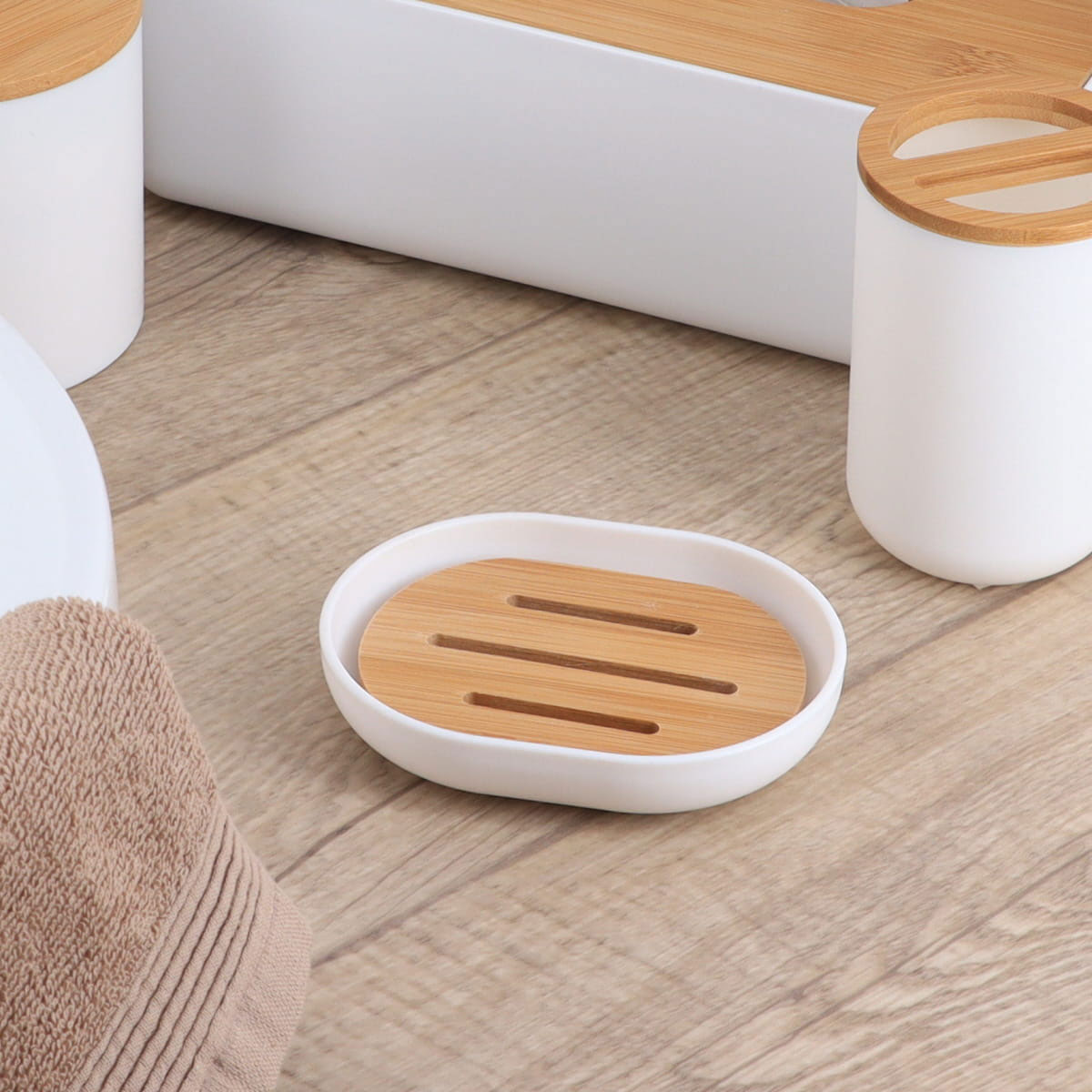 Saboneteira branca com base em bambu