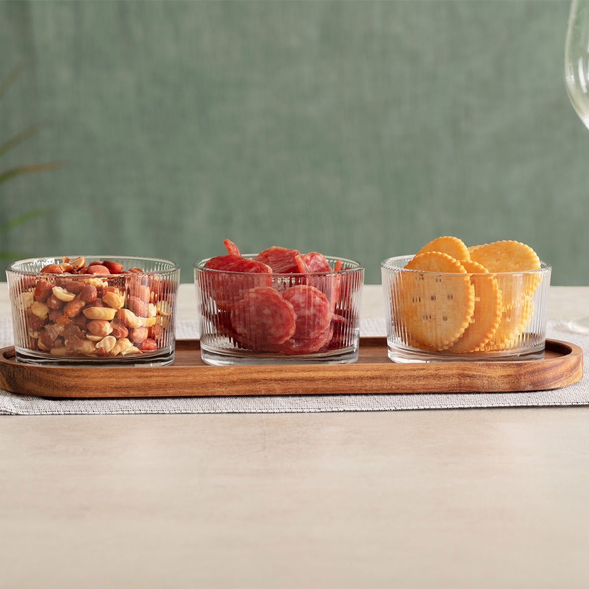Conjunto de 3 ta&ccedil;as nala para aperitivos com t&aacute;bua