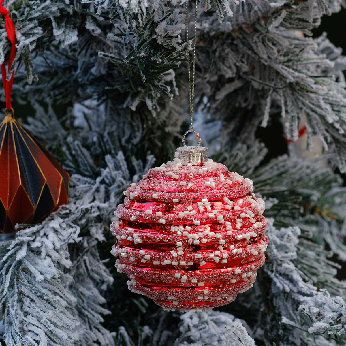 Bola de natal vermelha com p&eacute;rolas