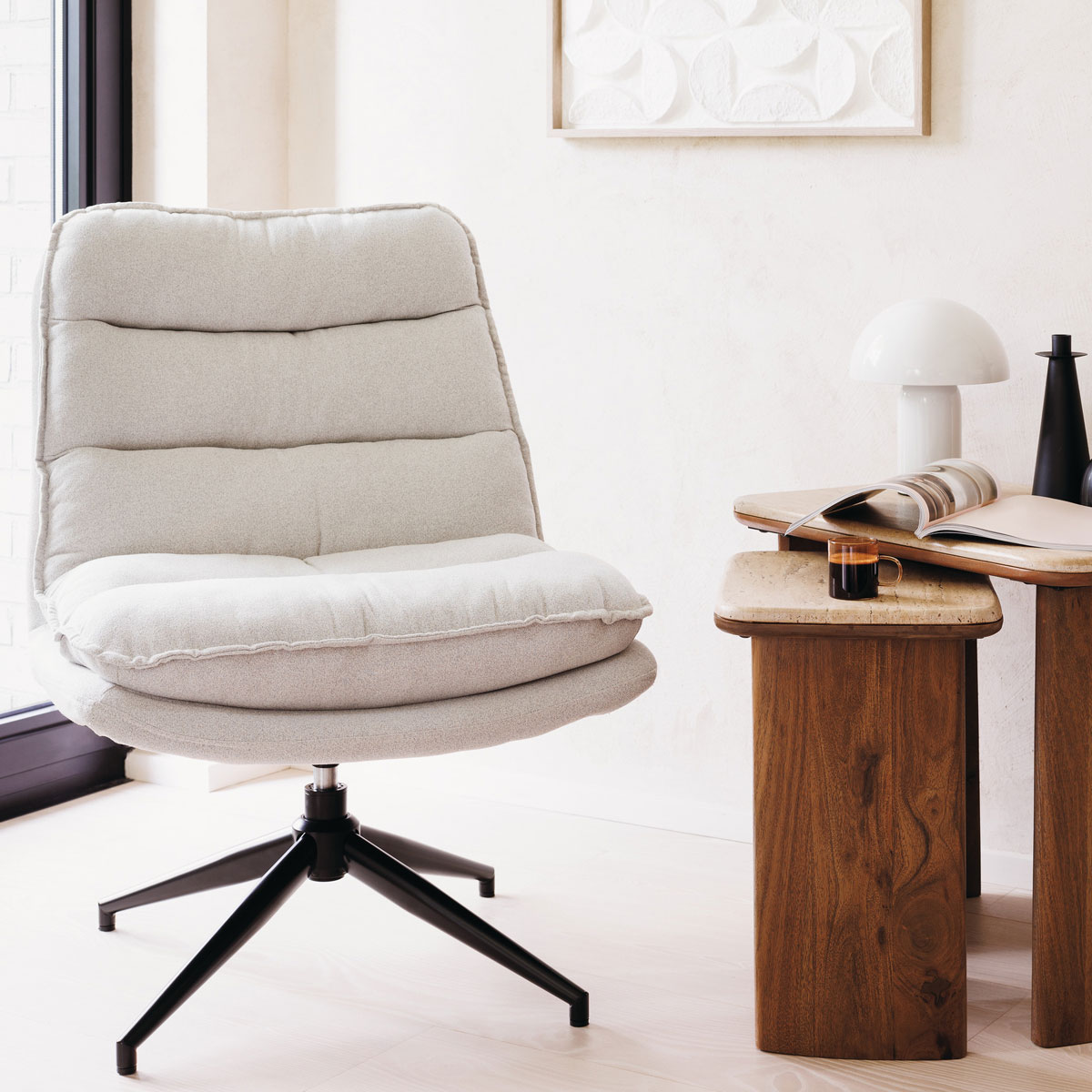 Poltrona girat&oacute;ria cinza em tecido 74,5x64x87cm