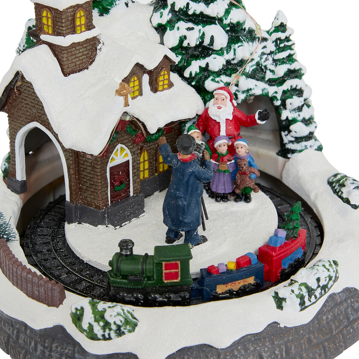 Aldeia natalícia luminosa com casa e túnel