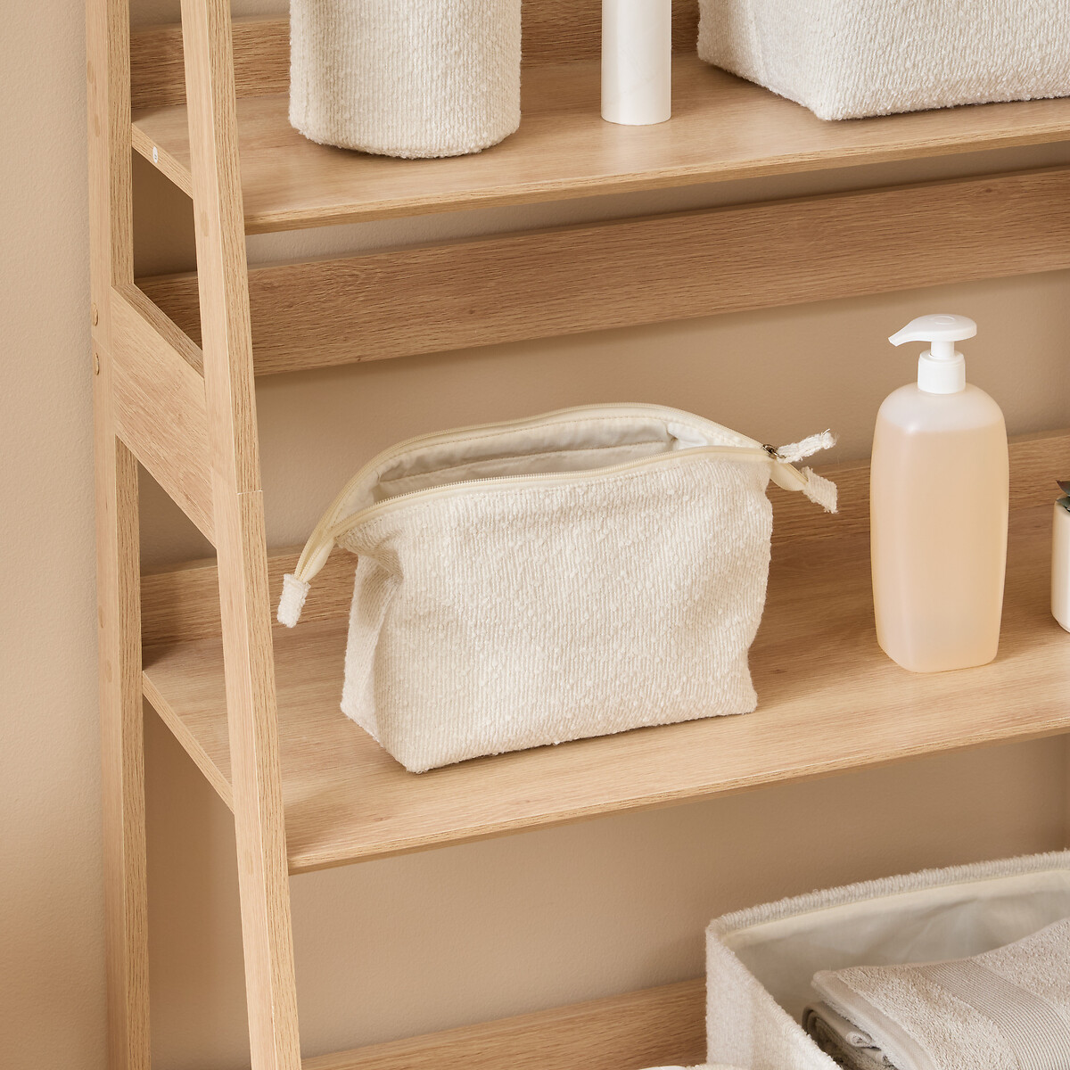 Bolsa de higiene branca em tecido boucl&eacute;