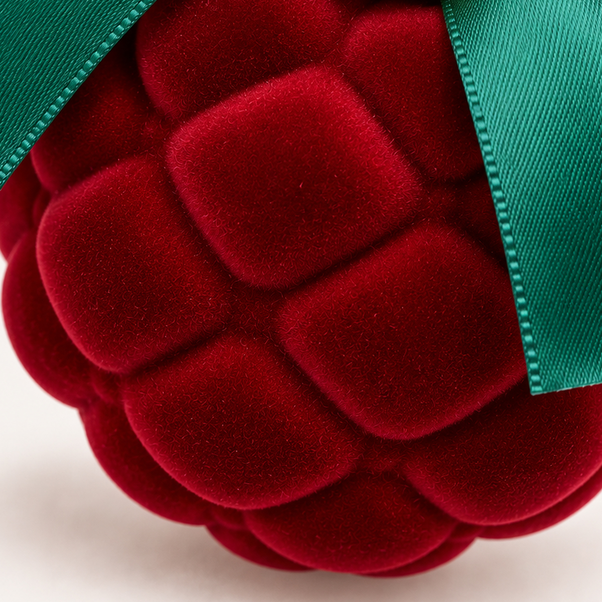 Bola com relevo bordeaux de veludo com la&ccedil;o 8cm
