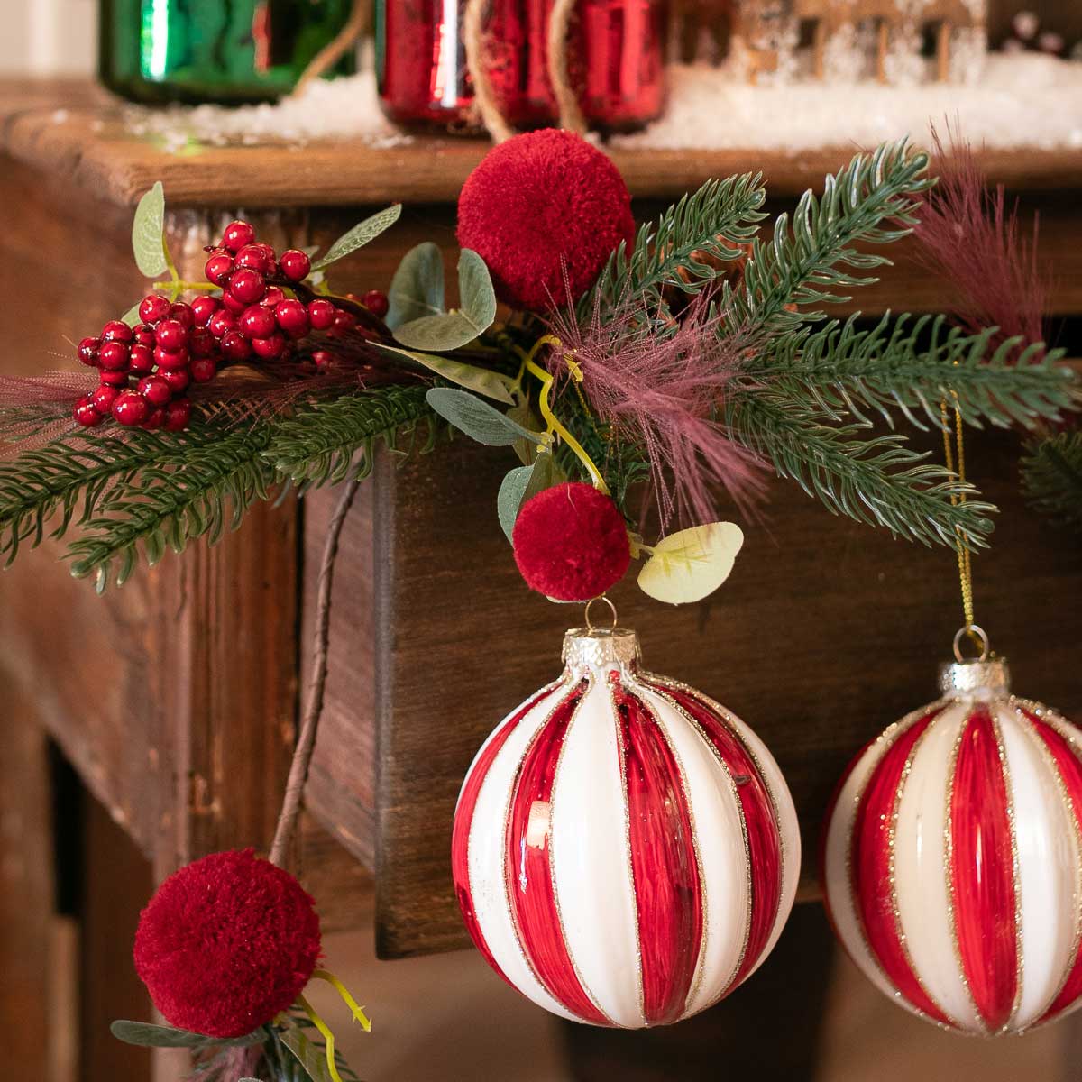 Bola de natal com riscas vermelhas e brancas