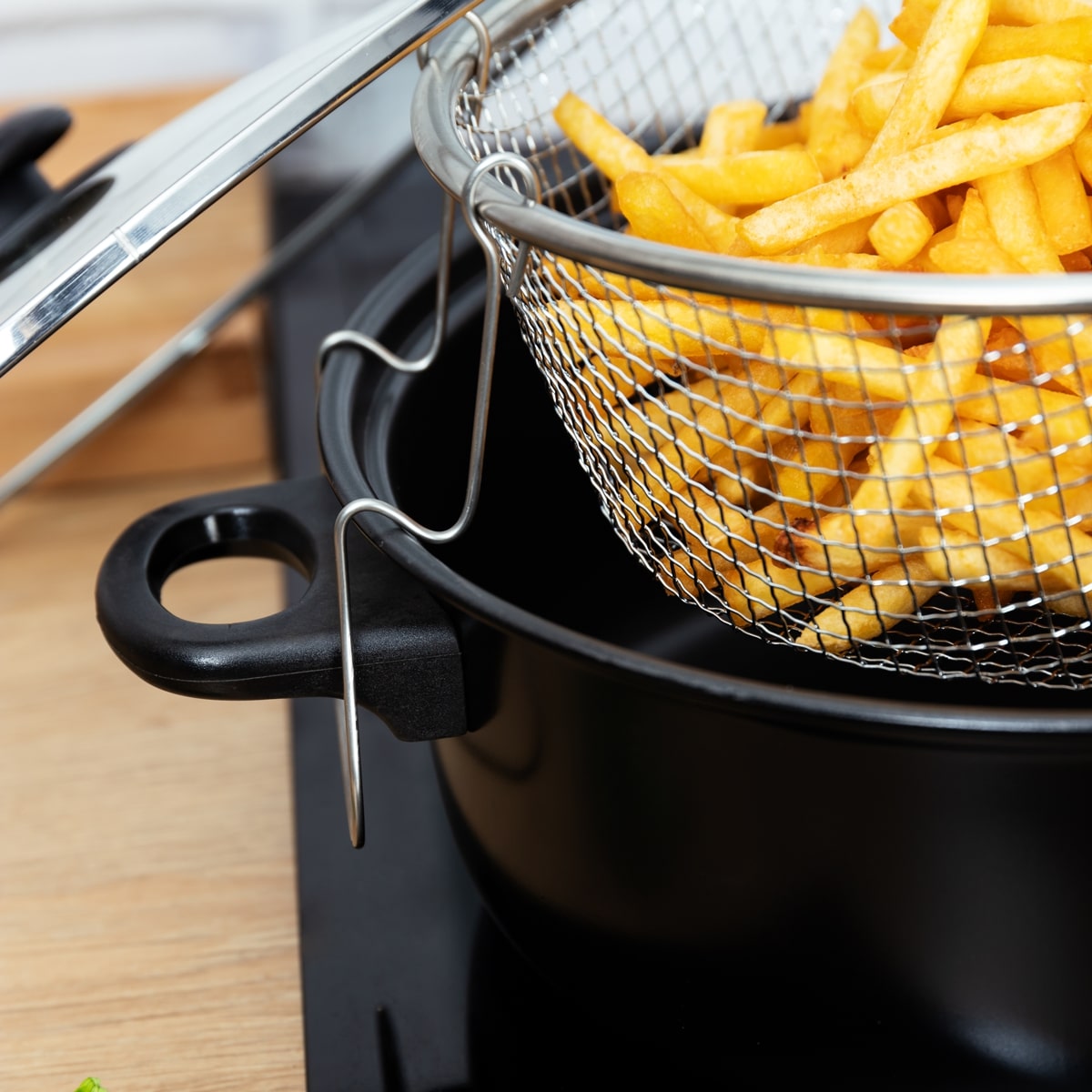 Fritadeira com cesto e tampa em vidro