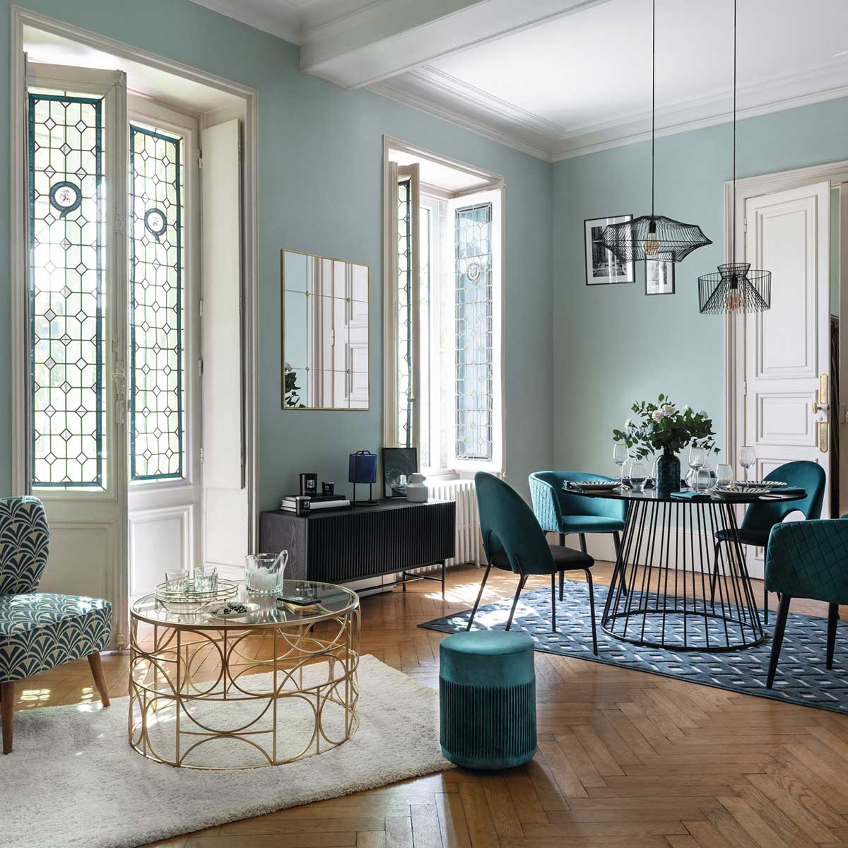 Mesa de centro em metal dourado com tampo de vidro 71cm