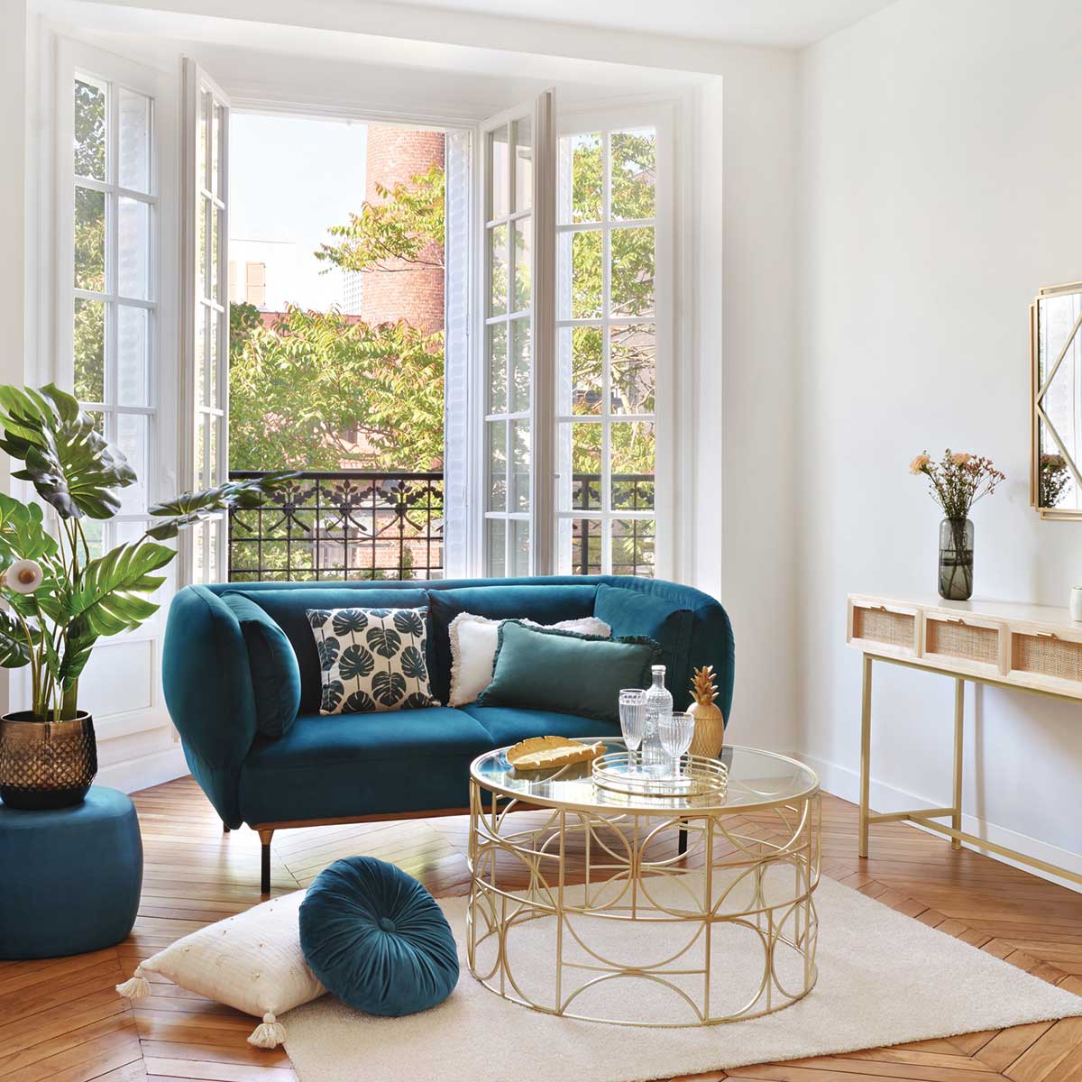 Mesa de centro em metal dourado com tampo de vidro 71cm