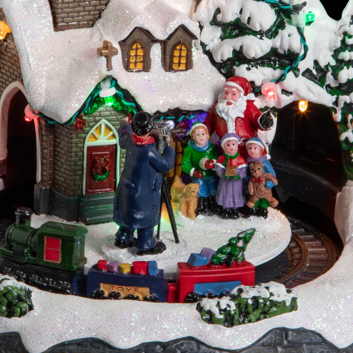 Aldeia natalícia luminosa com casa e túnel