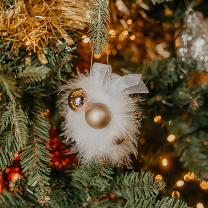 Pendurante Com Bolas E Plumas
