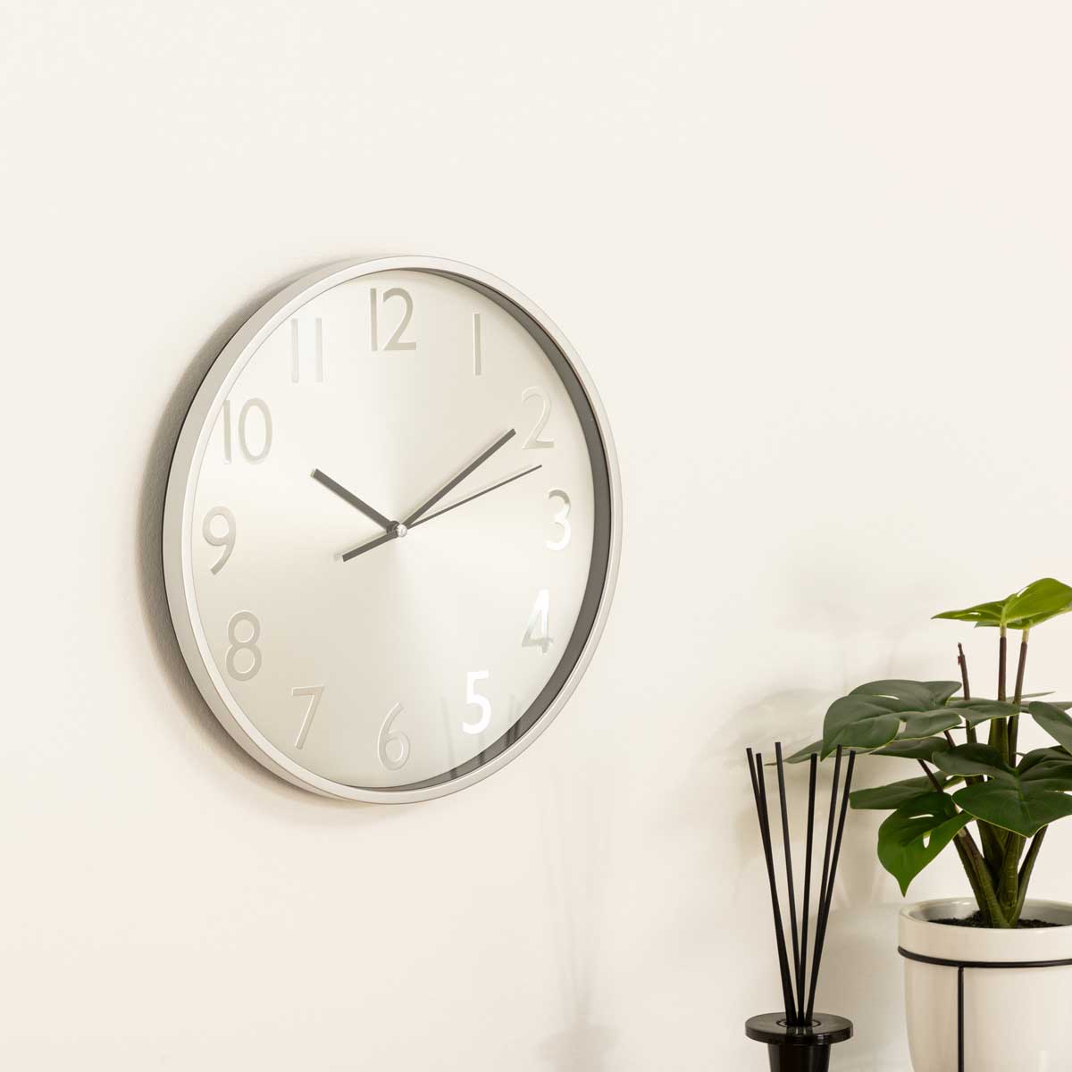 Relógio de parede em plástico efeito metalizado