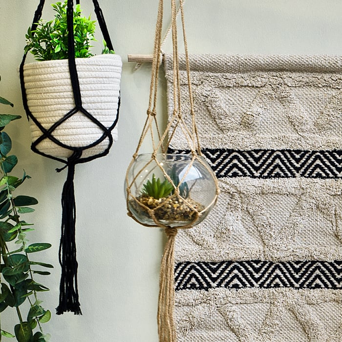 Jarra suspensa  globo de vidro com corda em r&aacute;fia