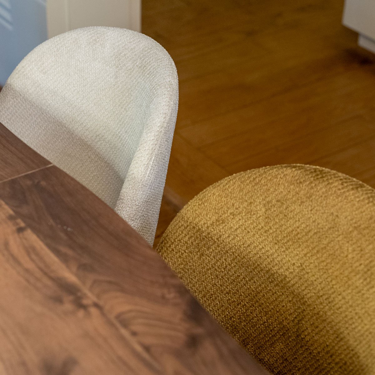 Cadeira ACCRA em tecido ocre