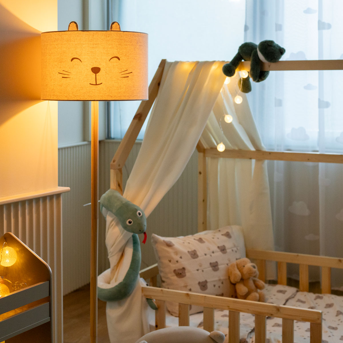 Candeeiro de ch&atilde;o f&eacute;lix branco 152cm