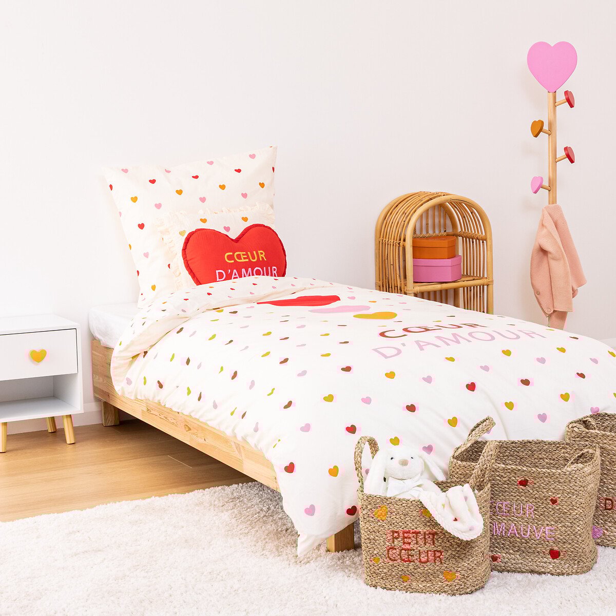 Mesa de apoio branca com corações