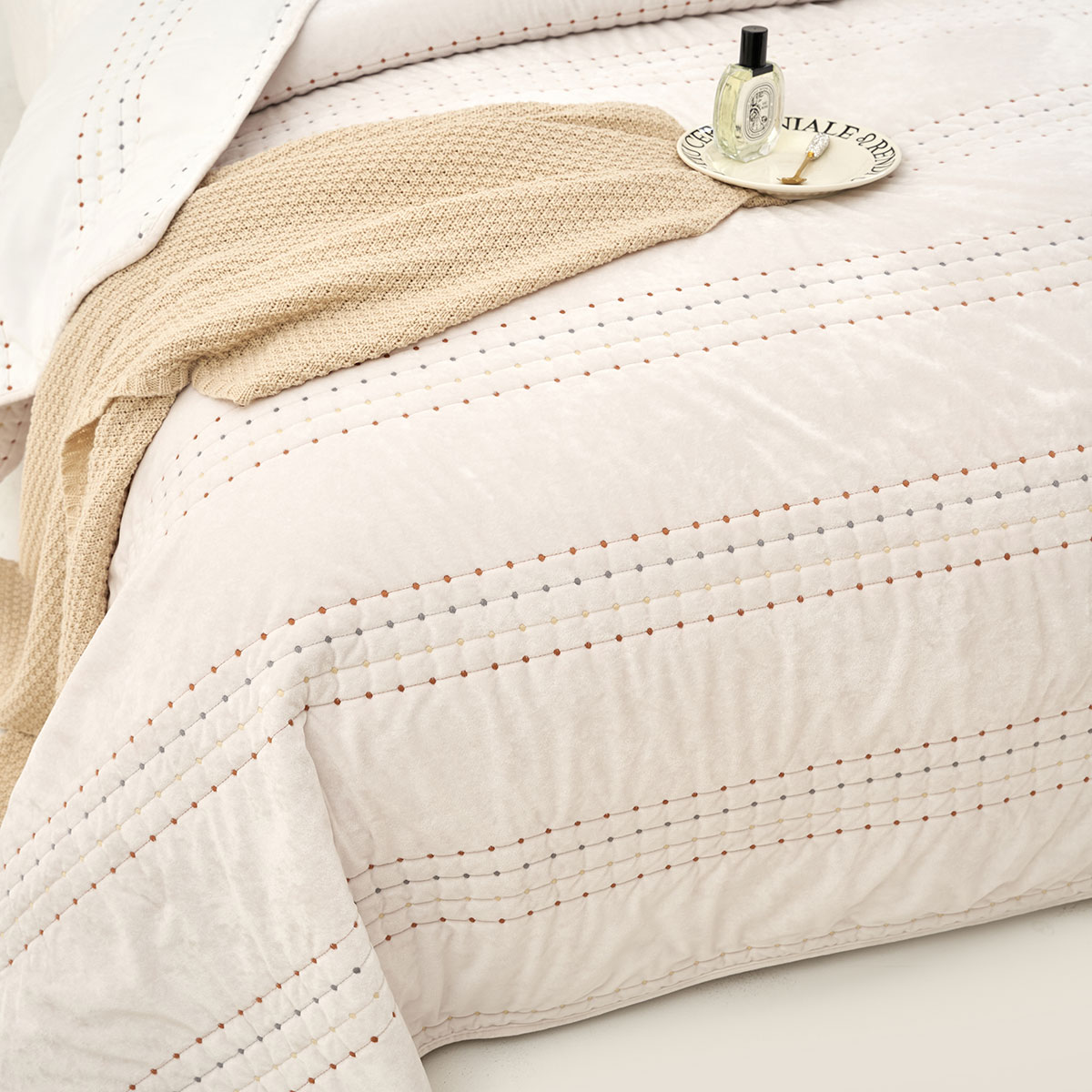 Edredão IVREA bege em veludo 240x260cm