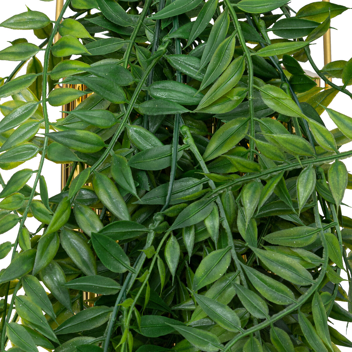 Planta suspensa com vaso dourado em cer&acirc;mica