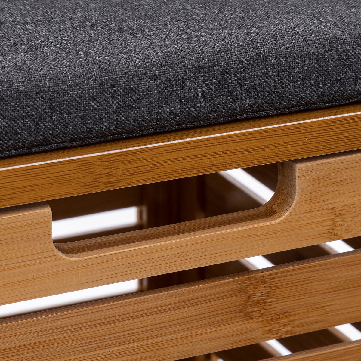 Banco com arruma&ccedil;&atilde;o de bambu