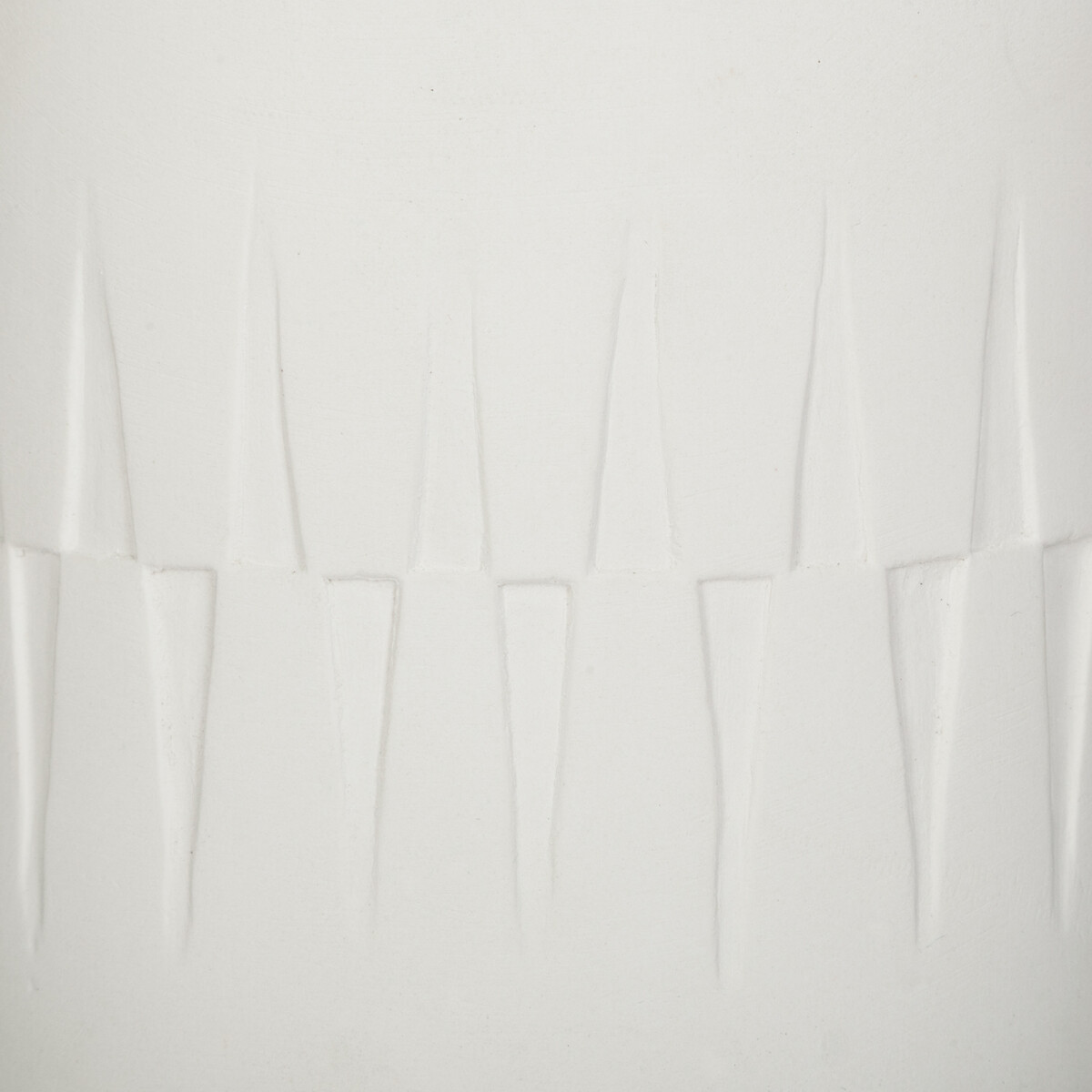 Vaso branco em cimento com palmeira artificial