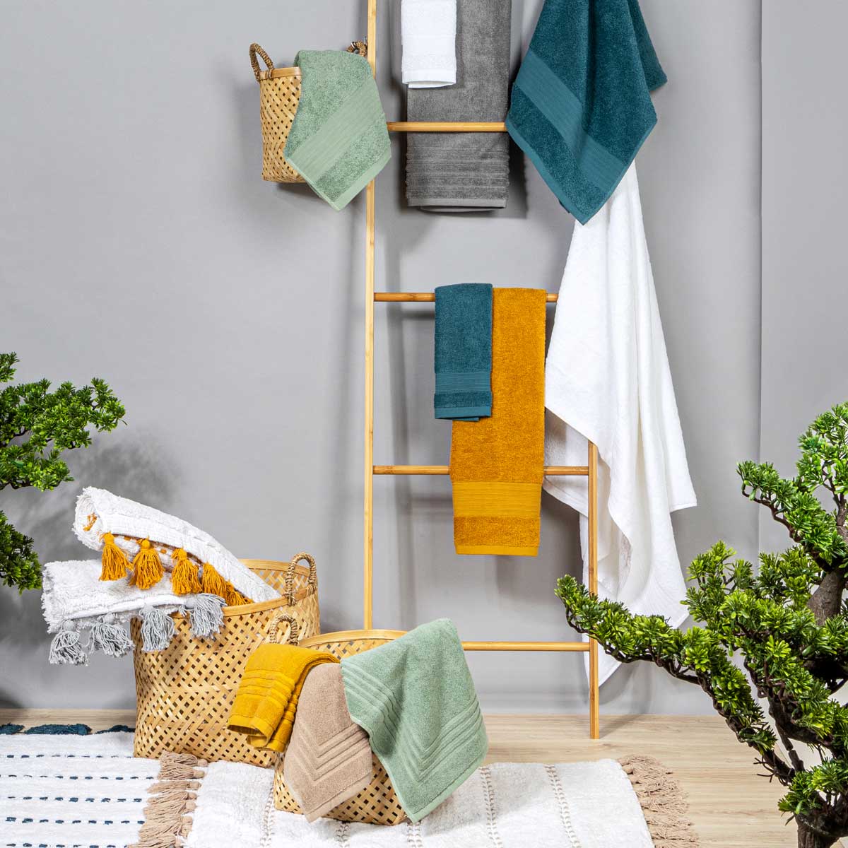 Tapete wc SOLAR azul petróleo com pompons 50x75cm