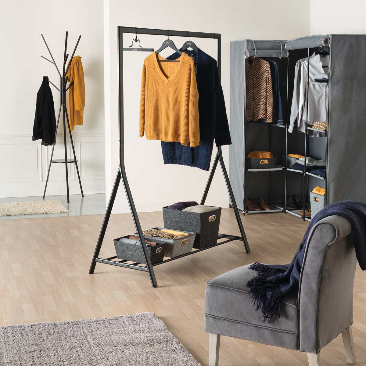 Cabide de pé preto com 8 ganchos,  Cabide de pé preto com 8 ganchos