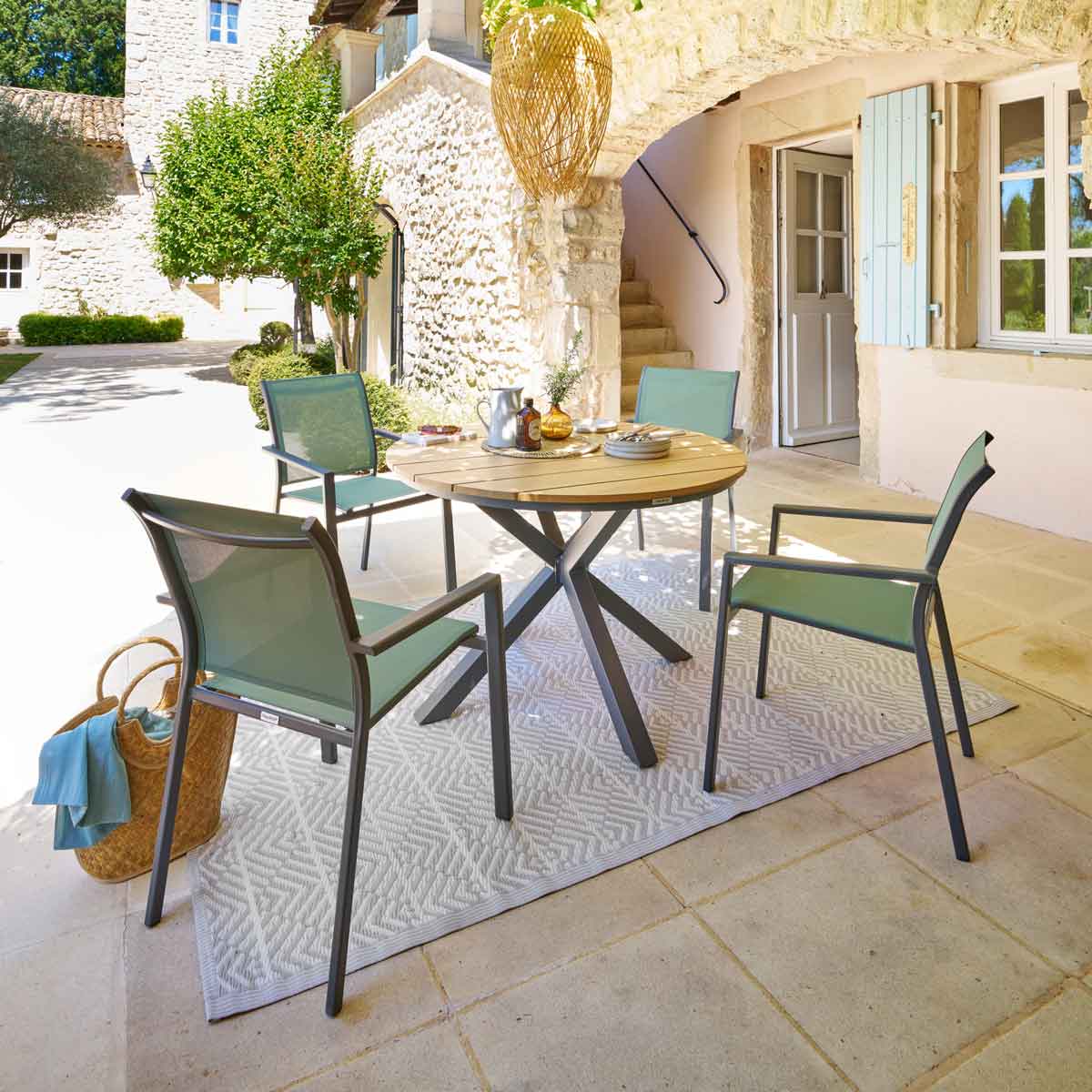 Cadeira empilh&aacute;vel ESSENTIA verde em alum&iacute;nio