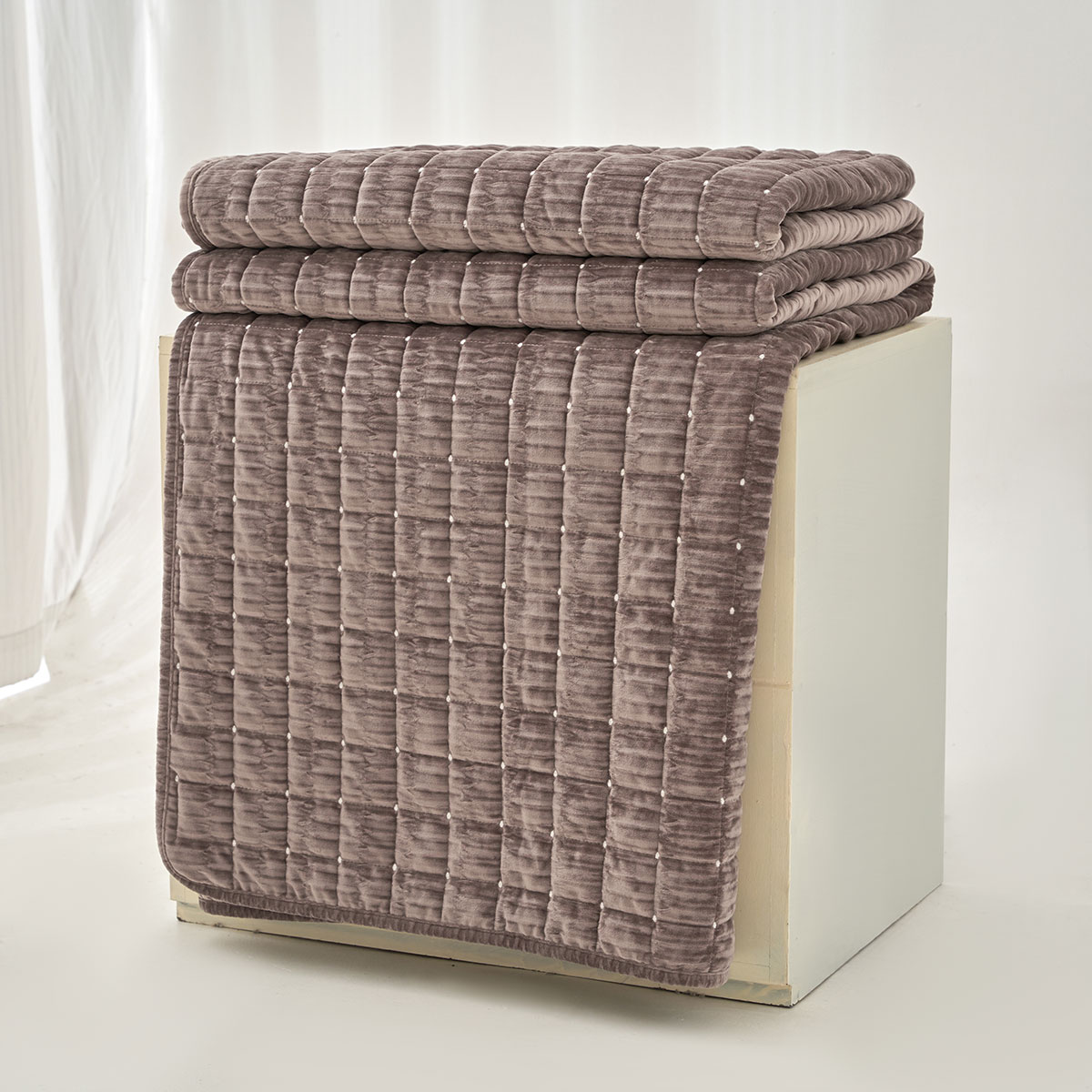 Edredão SEATTLE taupe em veludo 220x240cm