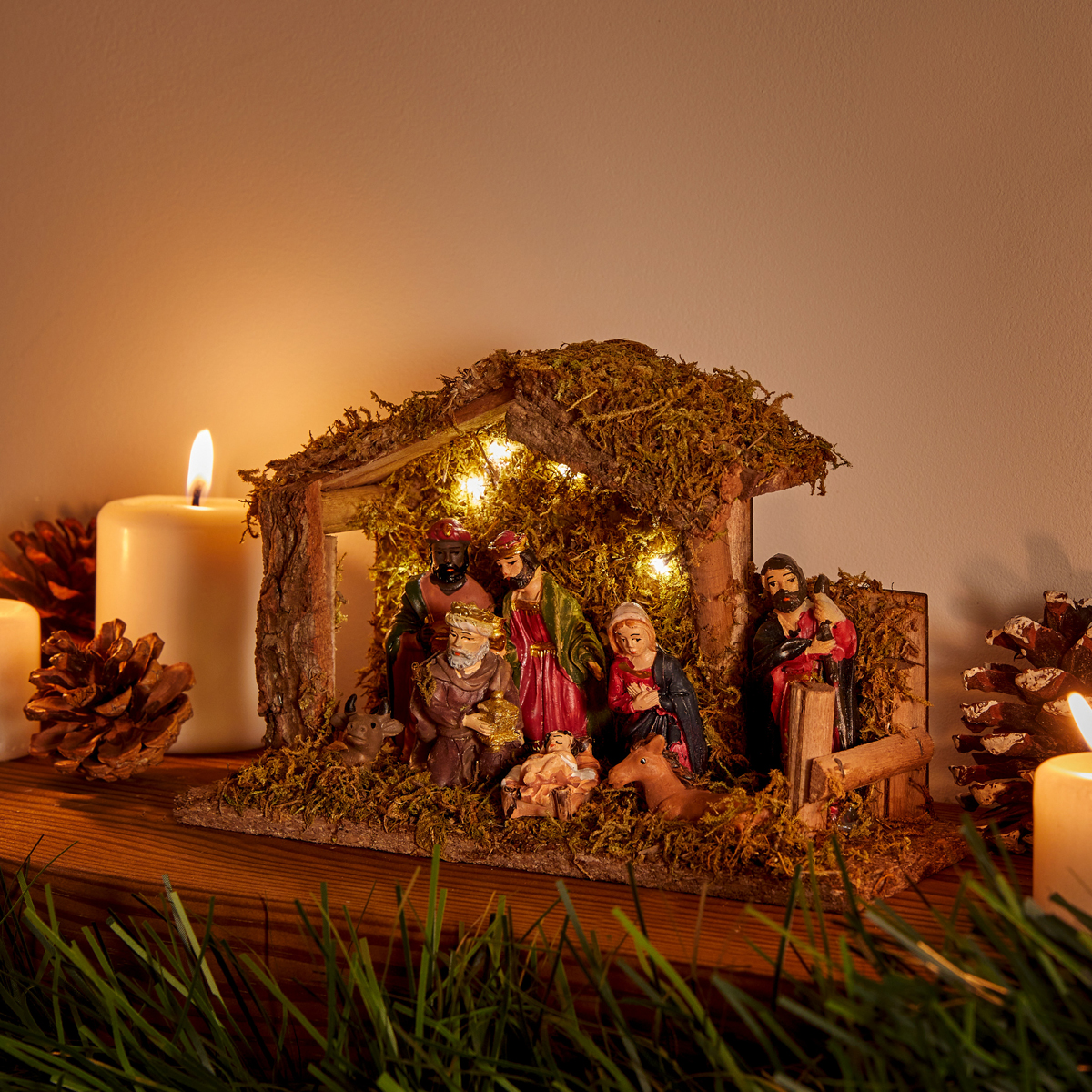 Pres&eacute;pio cabana com 7 figuras e led
