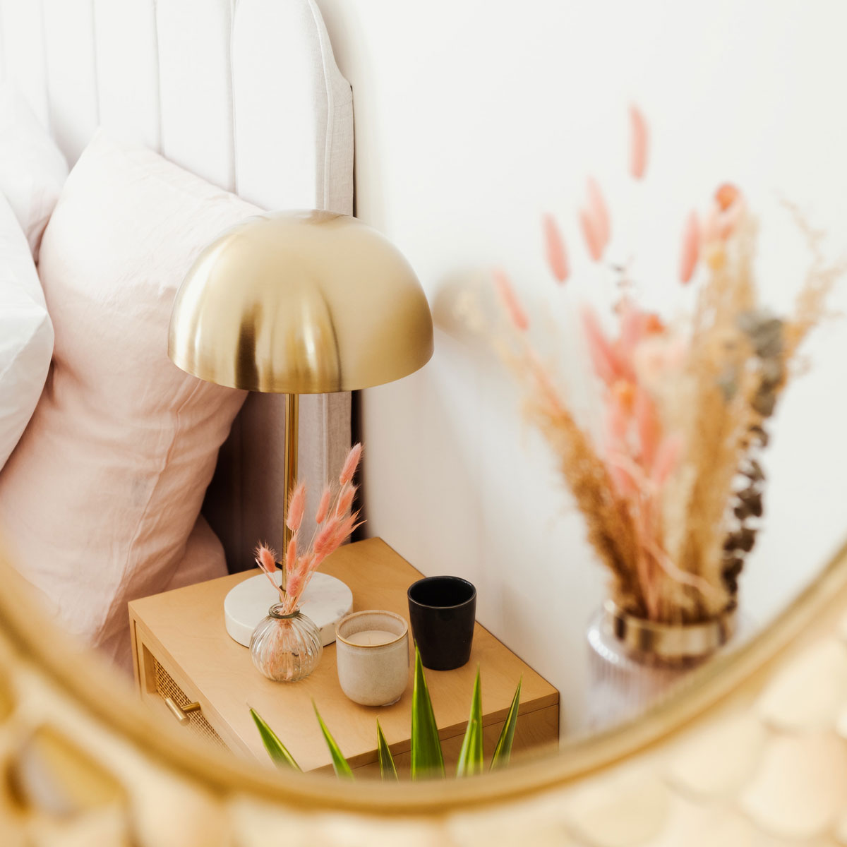 Candeeiro de mesa em metal dourado com base de mármore,  Candeeiro de mesa em metal dourado com base de mármore