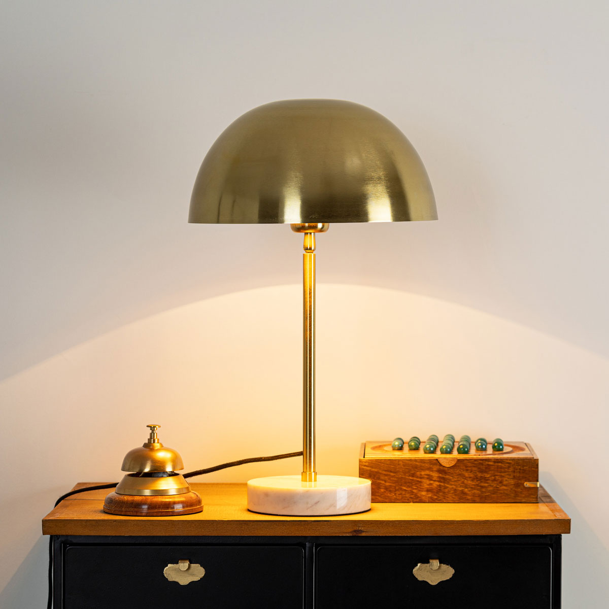 Candeeiro de mesa em metal dourado com base de mármore,  Candeeiro de mesa em metal dourado com base de mármore