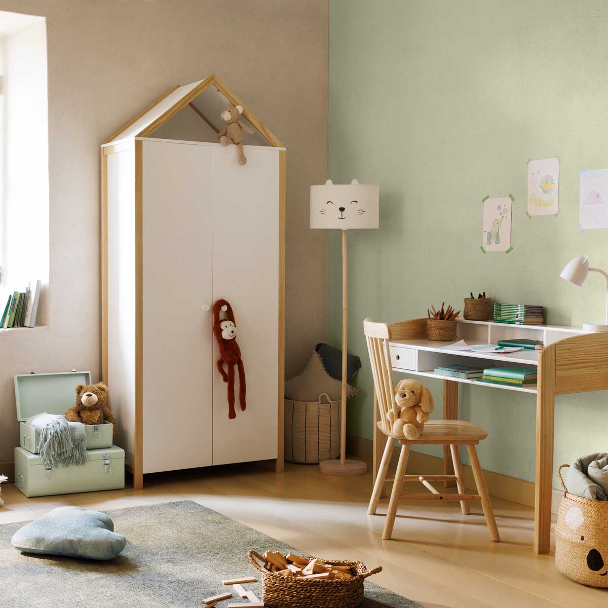 Candeeiro de ch&atilde;o f&eacute;lix branco 152cm