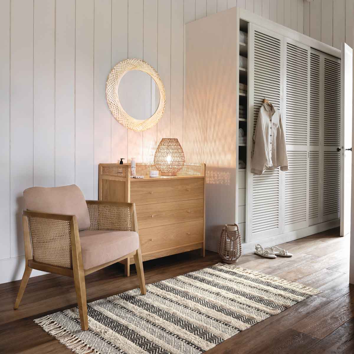 Cadeir&atilde;o KOZA taupe em madeira