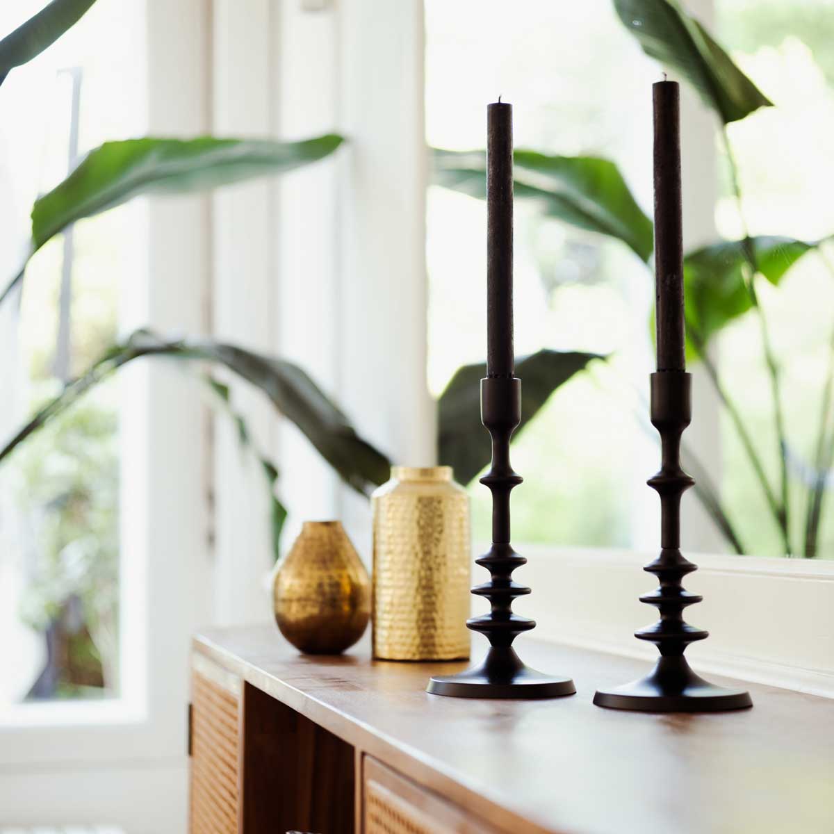 Jarra em metal martelado dourado