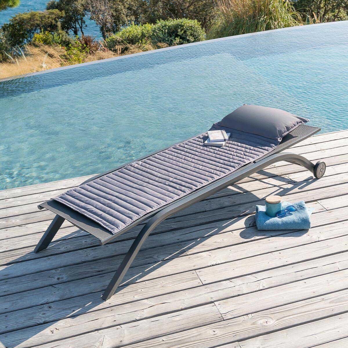 Coxim imperme&aacute;vel para espregui&ccedil;adeira cinza ard&oacute;sia