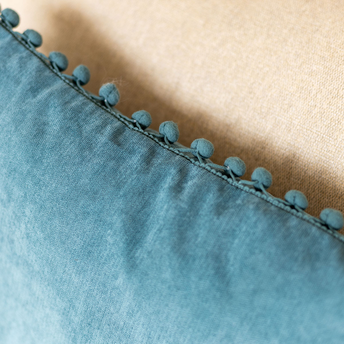 Almofada azul petróleo com pompons 40x40cm