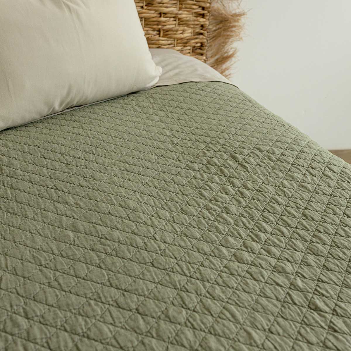 Edredão STONEWASHED bege com folho 220x240cm