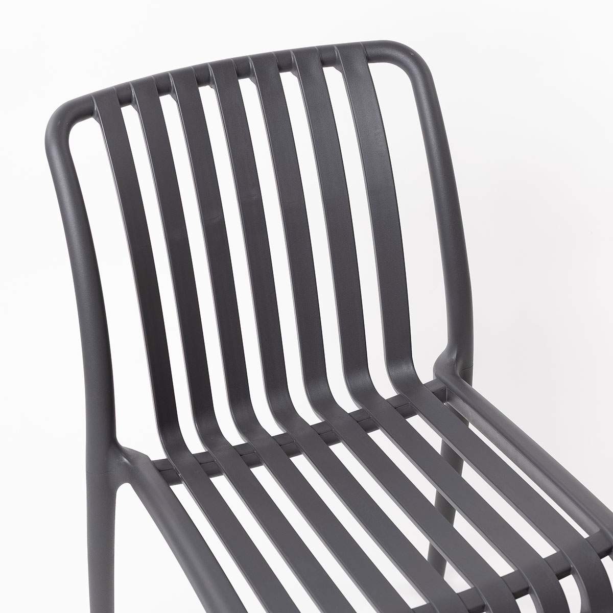 Cadeira empilhável cinza