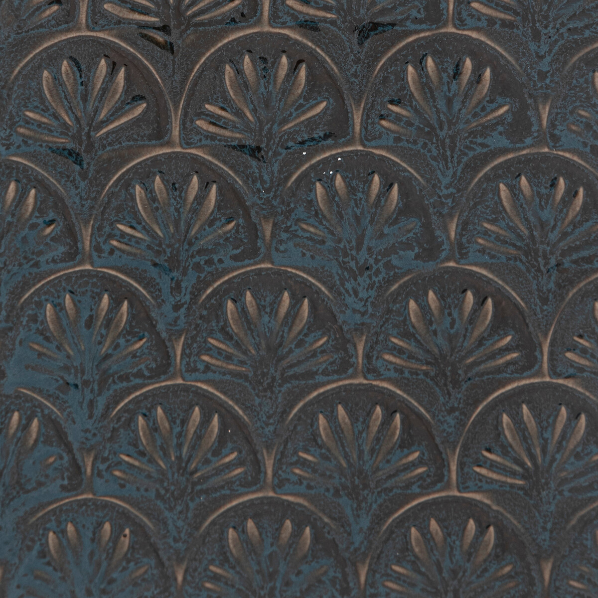 Jarra trabalhada JIL azul escuro em cer&acirc;mica 24,5cm