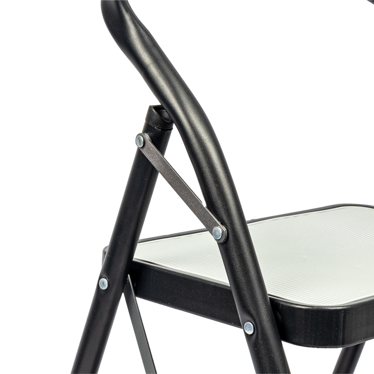 Escadote preto em metal com 2 degraus