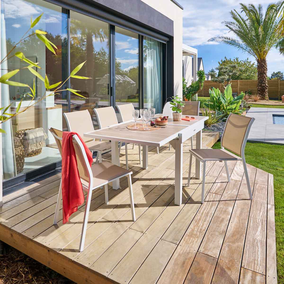 Cadeira empilh&aacute;vel ESSENTIA bege