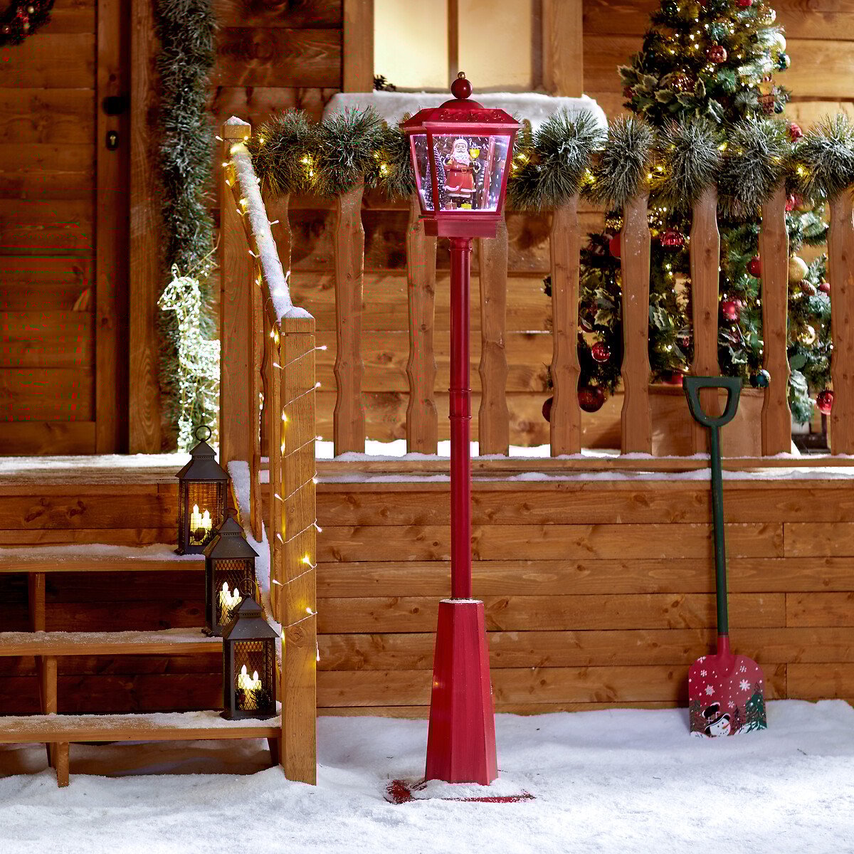 Poste decorativo vermelho com lanterna