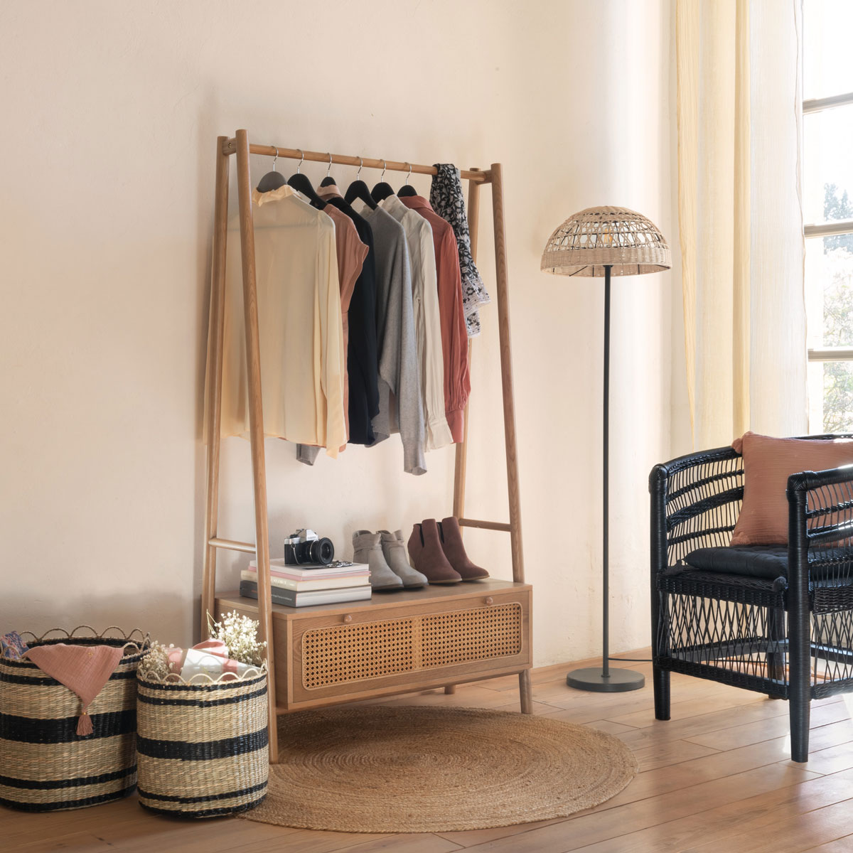 Cesto bege e preto em r&aacute;fia 29,5cm