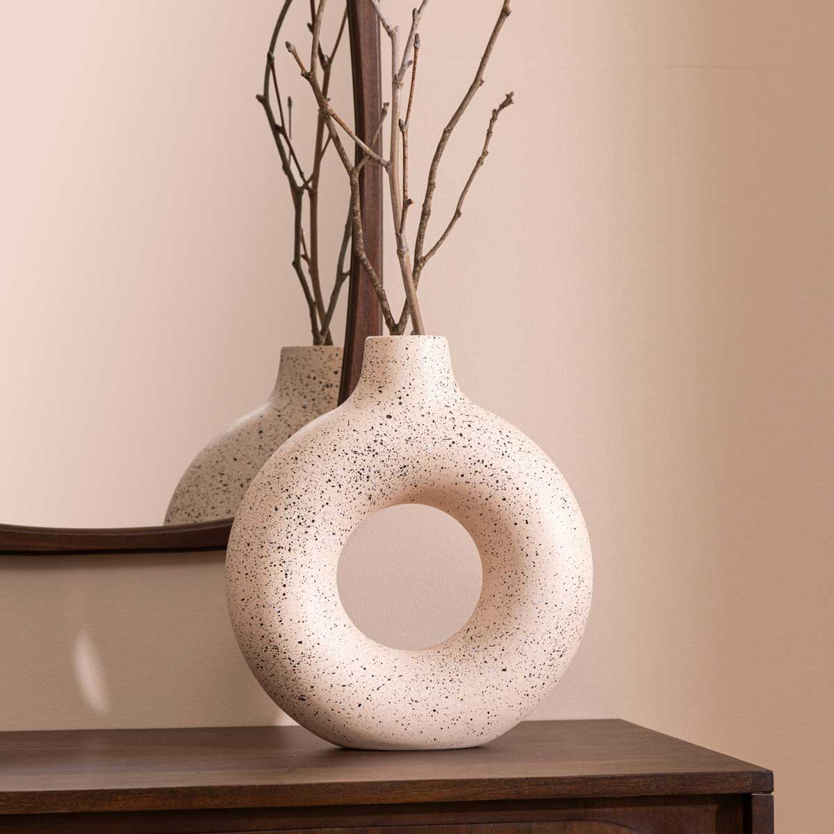 Jarra de cer&acirc;mica branca com pontos pretos 30cm